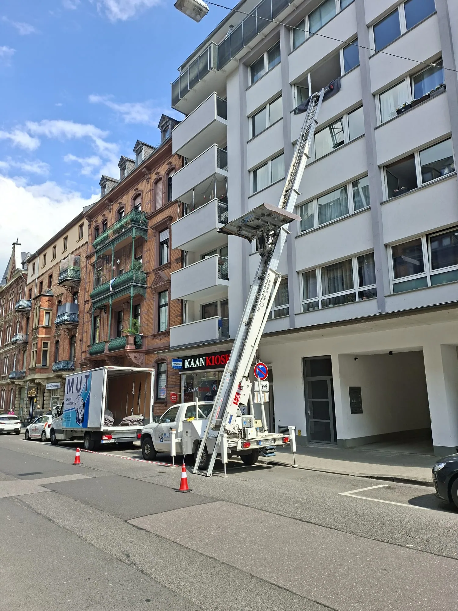 Möbellift an einem Altbau in einer Stadtstraße
