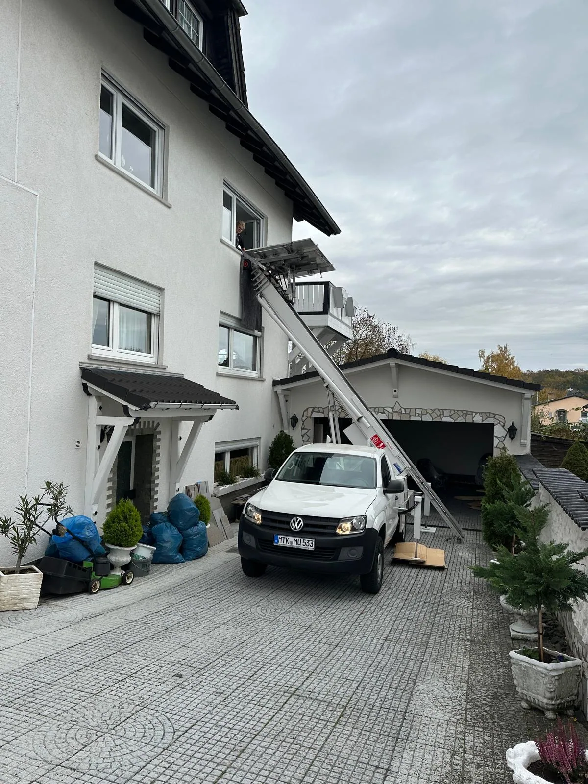 Möbellift zum Dachgeschoss eines Einfamilienhauses, davor der MUT-Pick-up