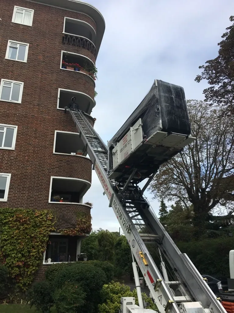 Möbellift an einem Wohnhochhaus