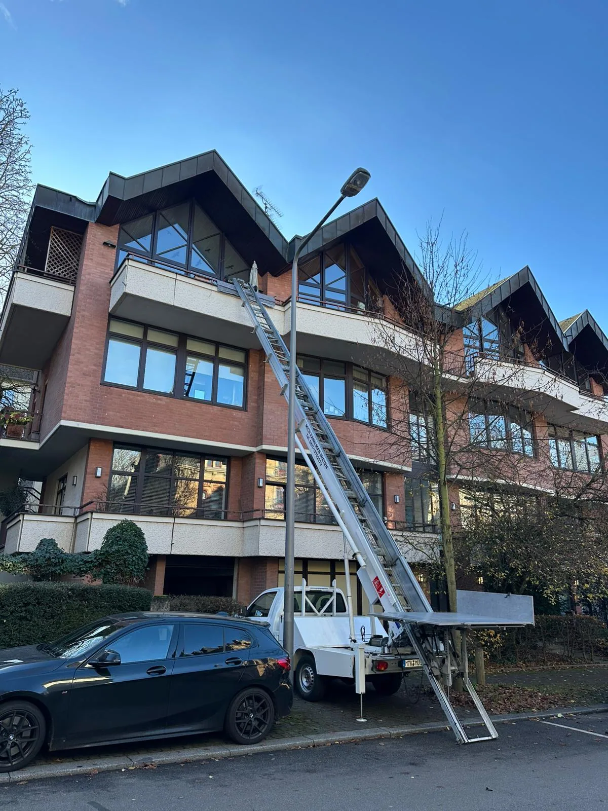 Möbellift an einem Wohnhaus mit Klinkerfassade