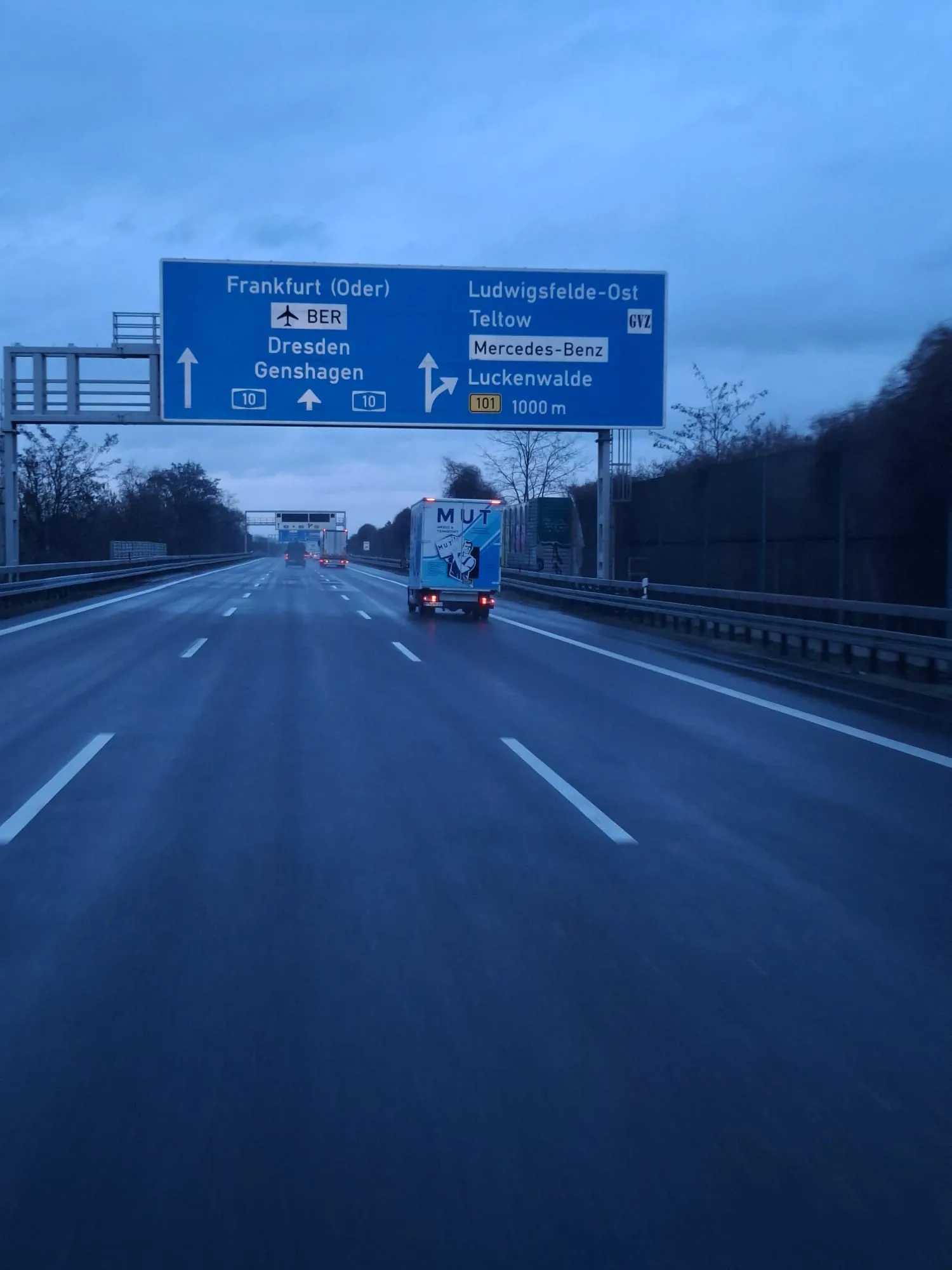 MUT-Umzugswagen in der Dämmerung auf der Autobahn Richtung Dresden
