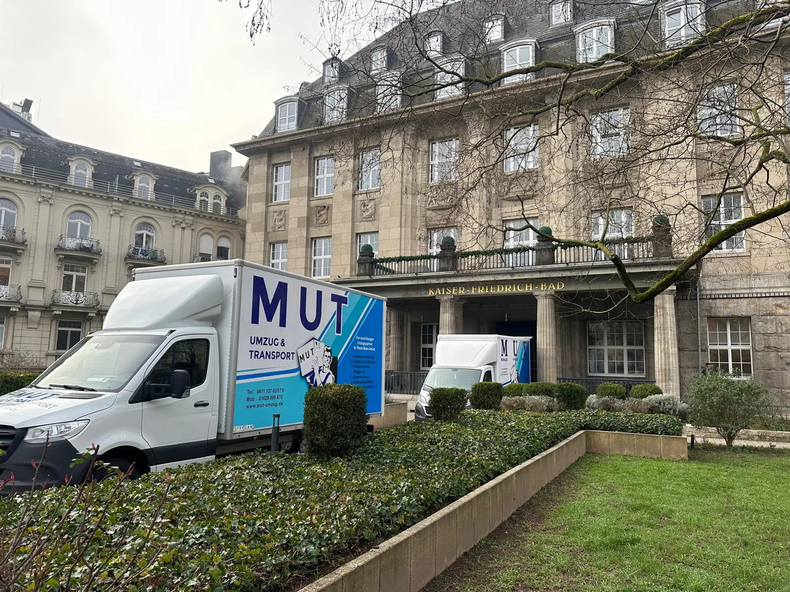 MUT-Umzugswagen und Transporter vor dem Kaiser-Friedrich-Bad in Wiesbaden