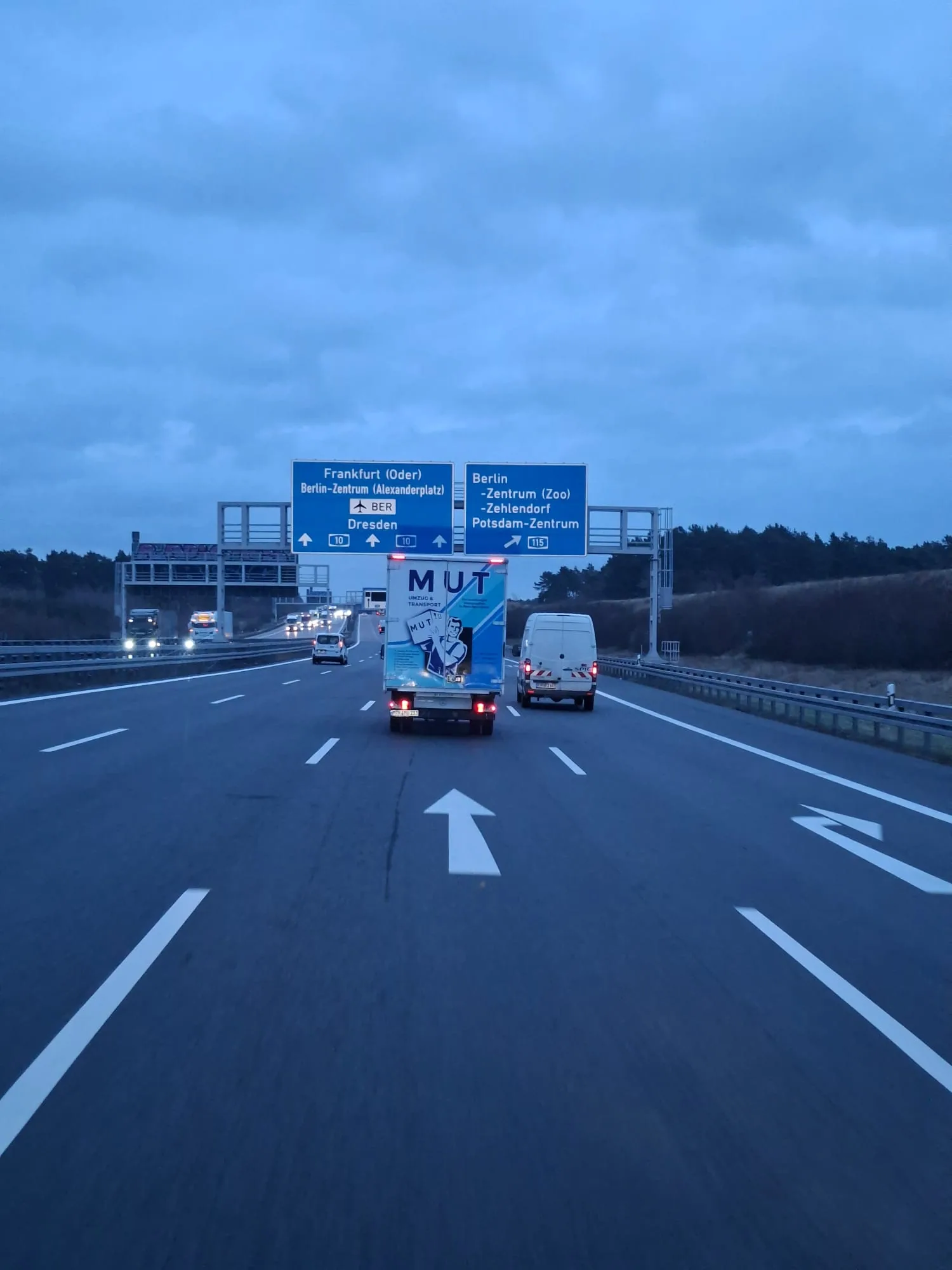 MUT-Umzugswagen auf der Autobahn in der Abenddämmerung
