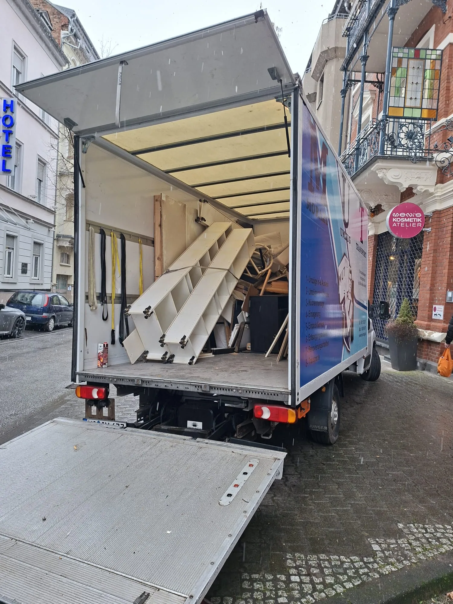 Geöffneter MUT-Umzugswagen mit Möbelteilen auf der Ladefläche