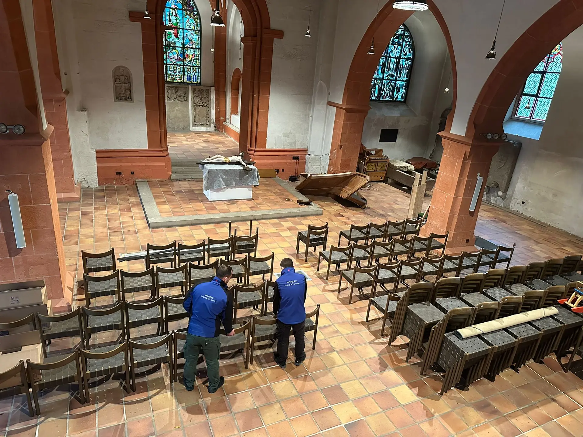 MUT-Team beim Transport der Bestuhlung in einer Kirche